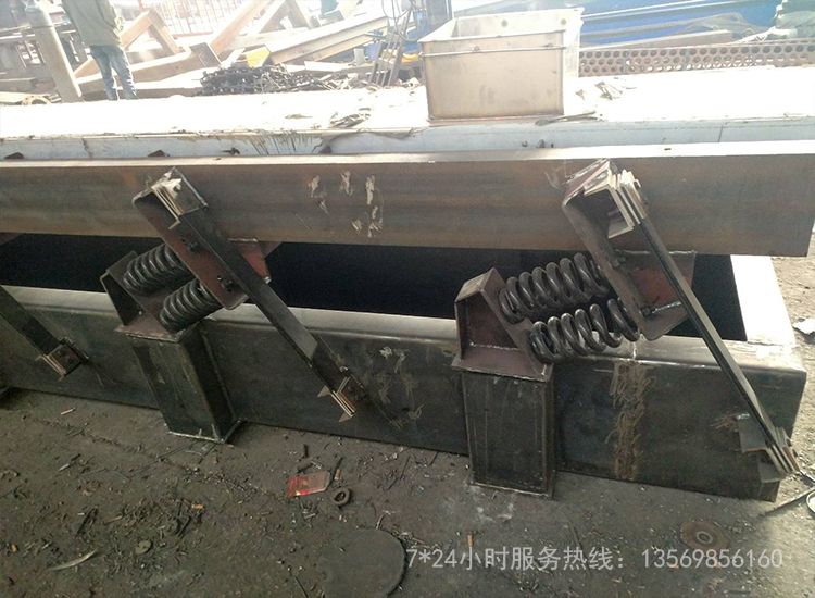 耐高溫振動(dòng)輸送機(jī)