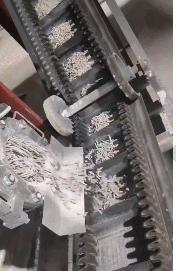 大傾角皮帶輸送機(jī)