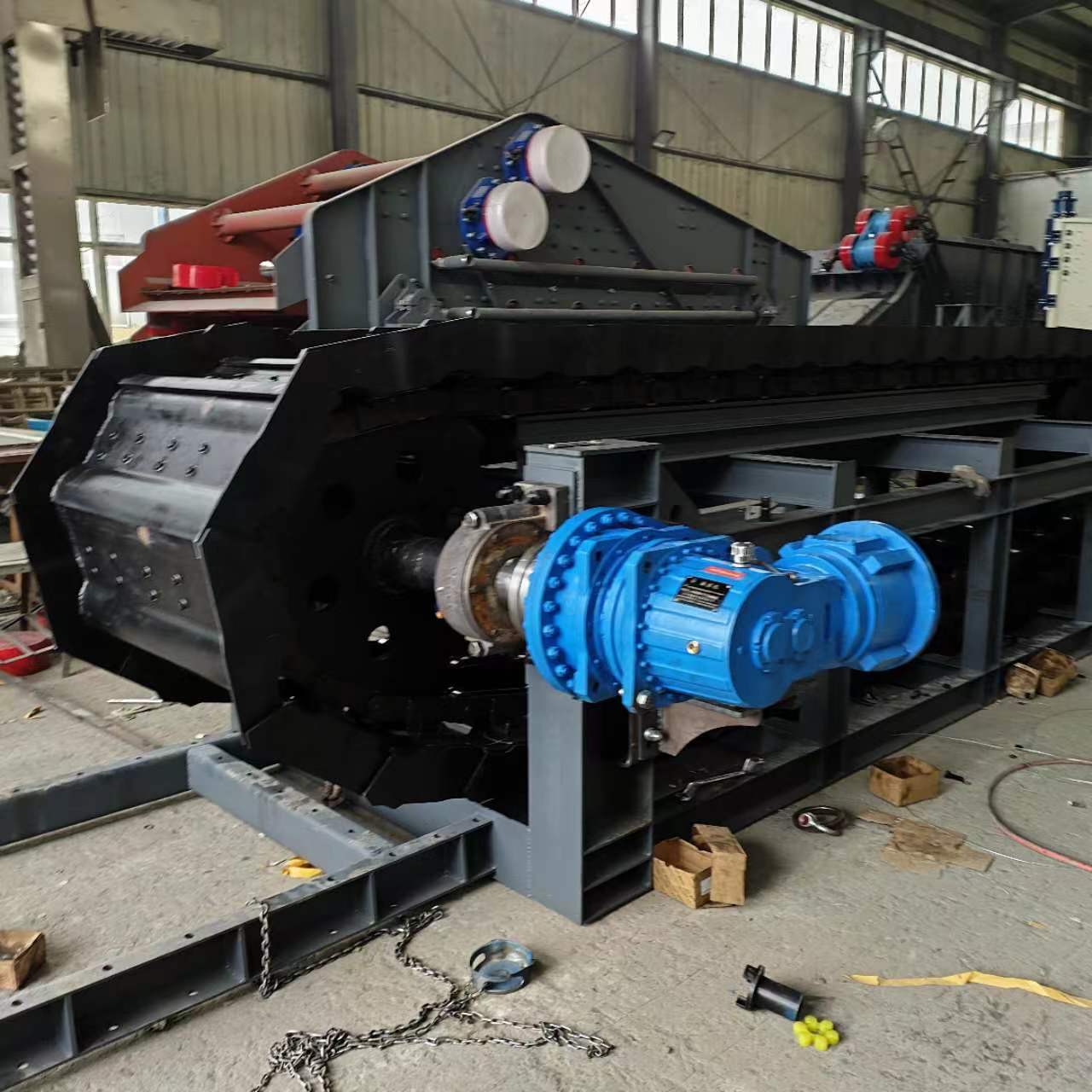 鱗板輸送機(jī) 喂料機(jī)鏈條更換后跑偏怎么調(diào)